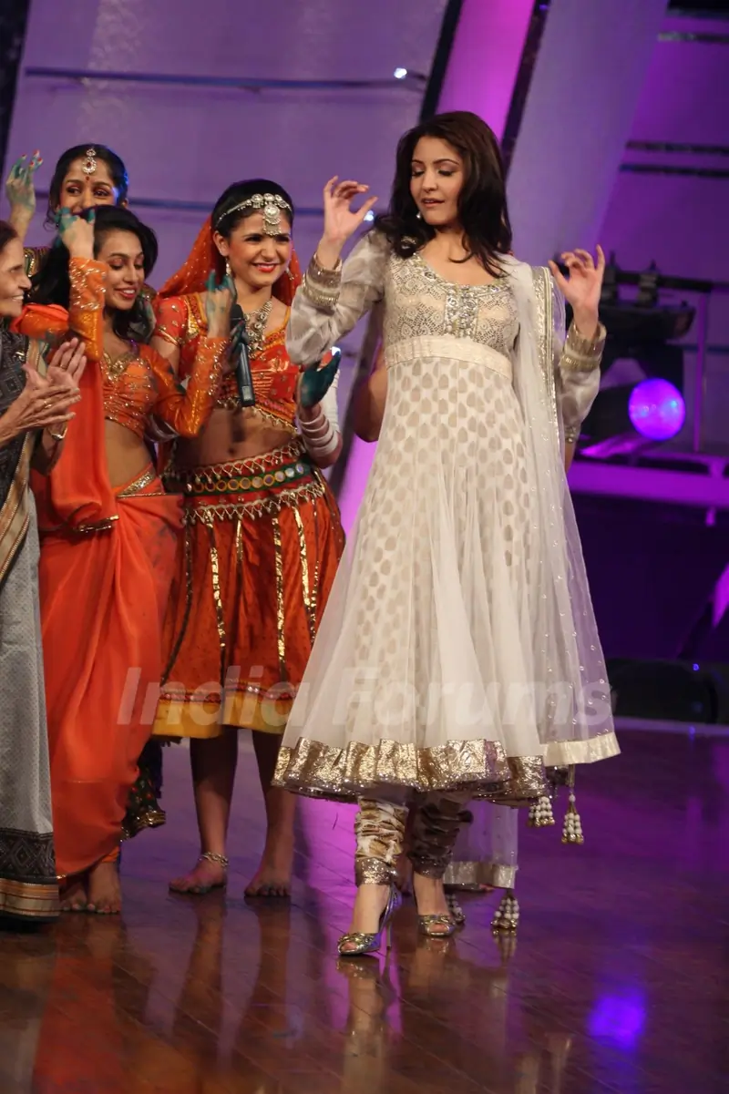 Anushka Sharma with contestant on Chak Dhoom Dhoom 2 - Team Challenge