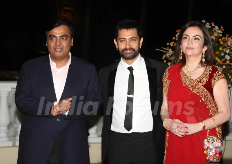 Aamir with Mukesh and Nita Ambani at Imran Khan and Avantika Malik's Wedding Reception Party at Taj