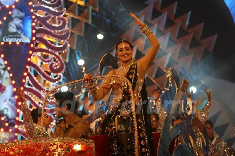 Sonakshi perfoms at Stardust Awards-2011
