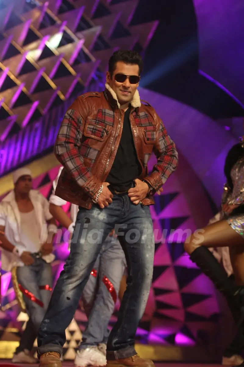 Salman perfoms at Stardust Awards-2011