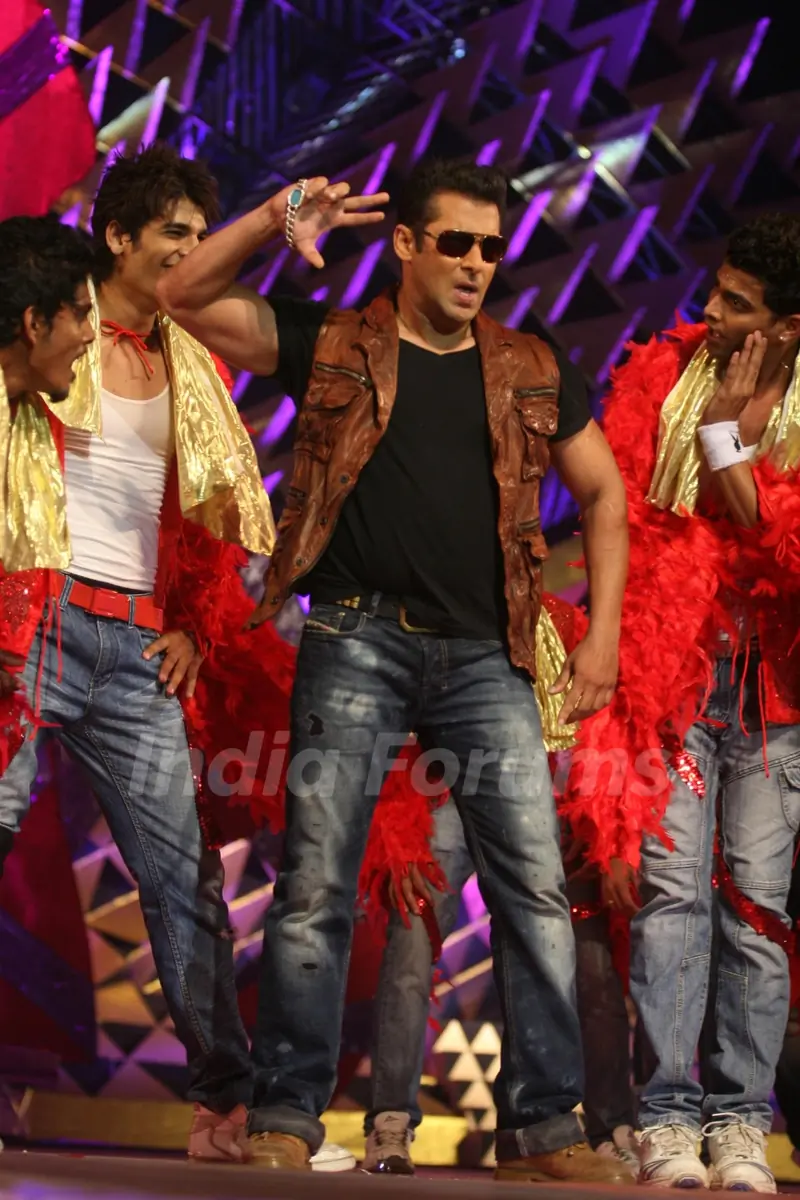 Salman perfoms at Stardust Awards-2011