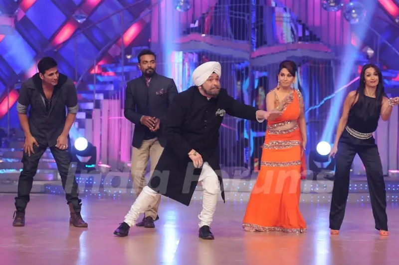Rishi Kapoor enthralls all by doing his signature style on Jhalak Dikhhla Jaa. .