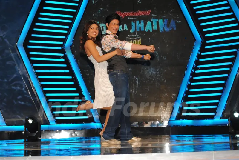 Priyanka and Shahrukh on the sets of 'Zor Ka Jhatka Total Wipeout'