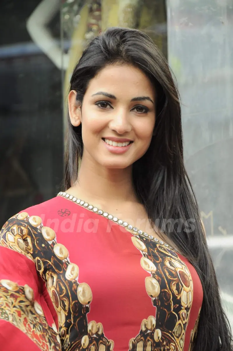 Sonal Chauhan at Samsara Harpers Bazaar 'Shades of Spring' event at kemps Corner. .