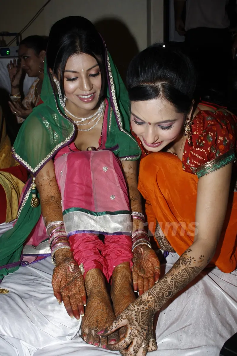 Debina Bonnerjee showing off her mehendi to Sangeeta Kapure