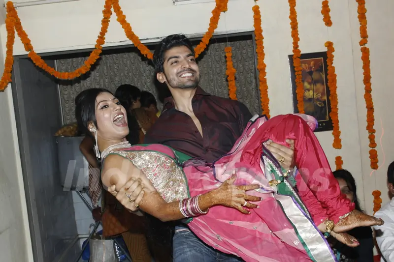 Debina & Gurmeet Celebrate their mehendi ceremony