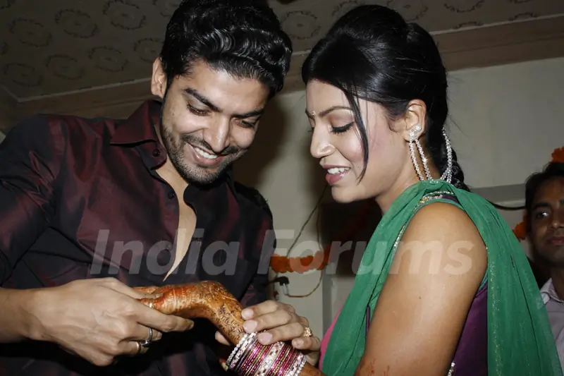 Gurmeet searches for his name hidden in Debina's mehendi