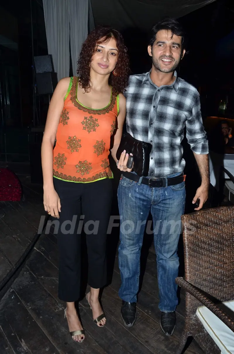 Hiten and Gauri Pradhan Tejwani at Endemol bash at Vie Lounge. .