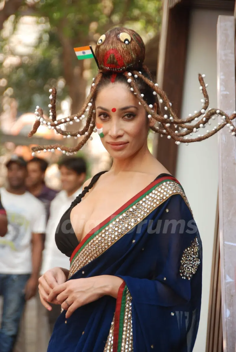British Asian actress Sofiya Hayat gets her bare back painted at Shiva's saloon. (Photo: IANS.