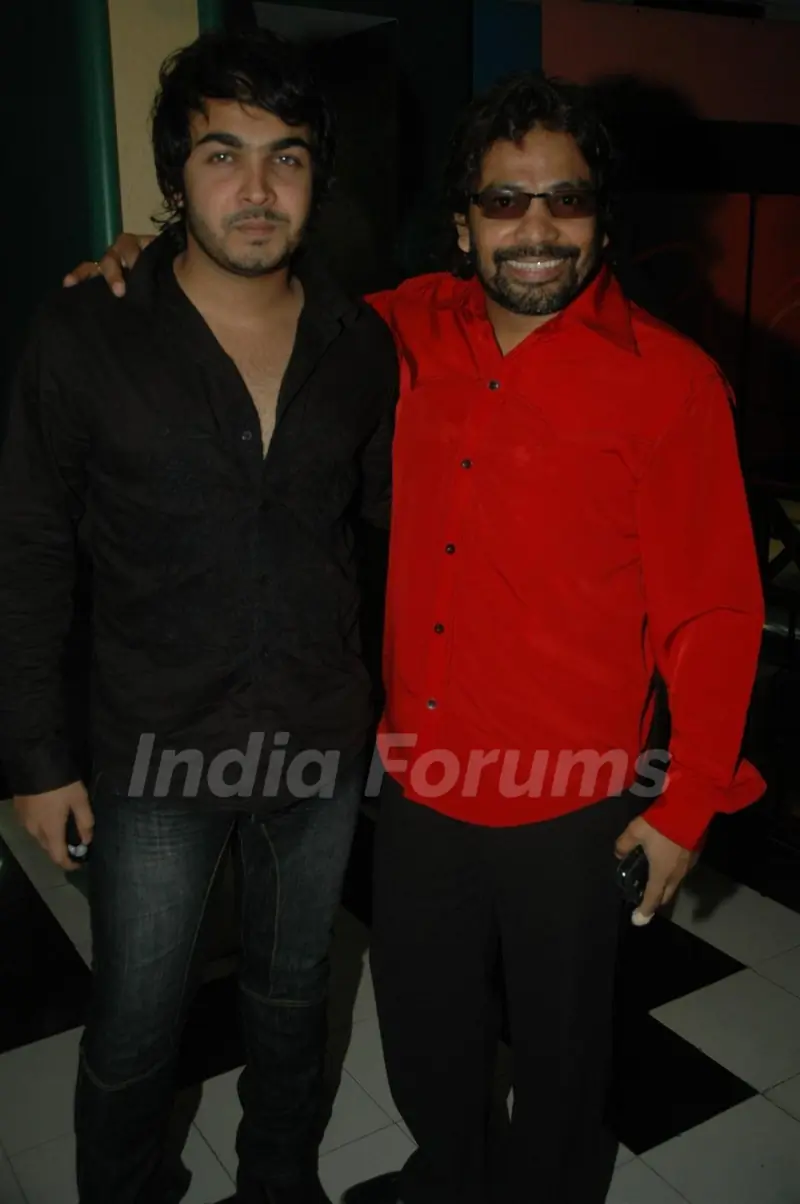 Celebs at Amit Mishra Birthday bash with star cast of Rakht Ek Rishta at the club, Mumbai