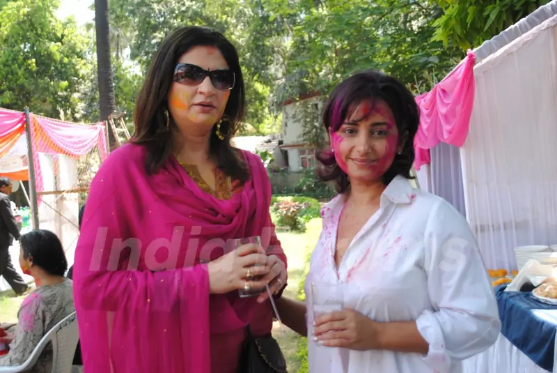 Kunika Lal and Divya Dutta at Ekta, Sanjay and Kiran Holi Party at Versova