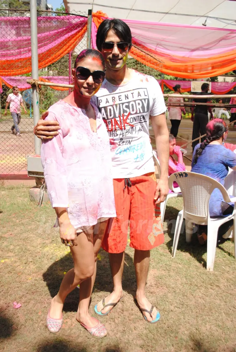 Apoorva and Shilpa Agnihotri at Ekta, Sanjay Gupta and Kiran Bawa's Holi Party at Versova