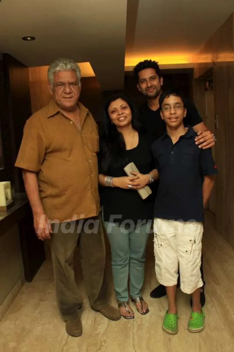 Ompuri at Aftab Shivdasani place