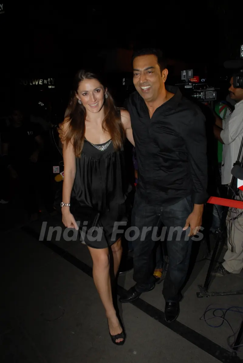 Vindoo Dara Singh at Nikhil Dwivedi's wedding Reception party at Escobar
