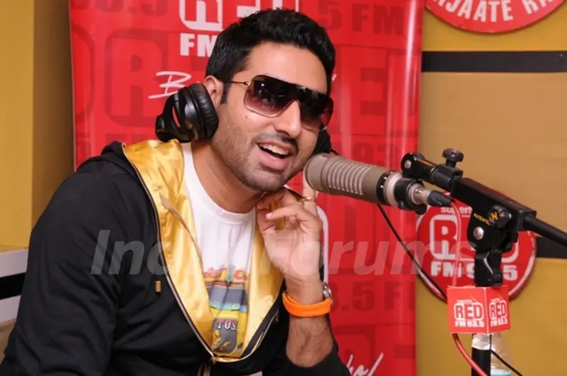 Abhishek Bachchan sing the song ‘Thayn Thayn’ LIVE on RED FM