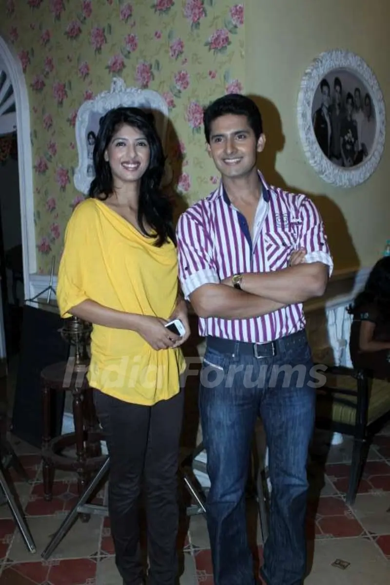 Aishwarya Sakhuja and Ravi Dubey celebrates the completion of 100 episodes of Saas Bina Sasural