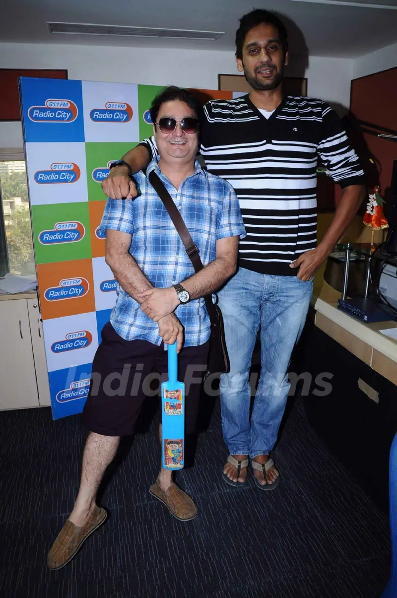 Vinay Pathak at Radiocity to promote 'Chalo Dilli'. .