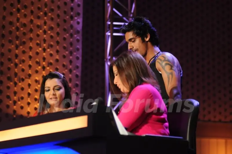 A contestant takes advise from Vaibhavi & Farah post performance