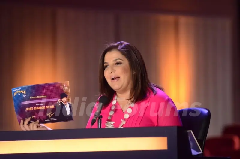 Farah Khan shows the certificate that the winners of the auditions are entitled to win