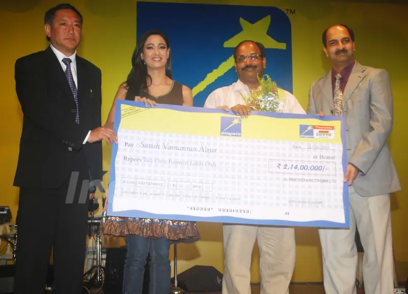 Shweta Tiwari at felicitation of jackpot winners of Playwin