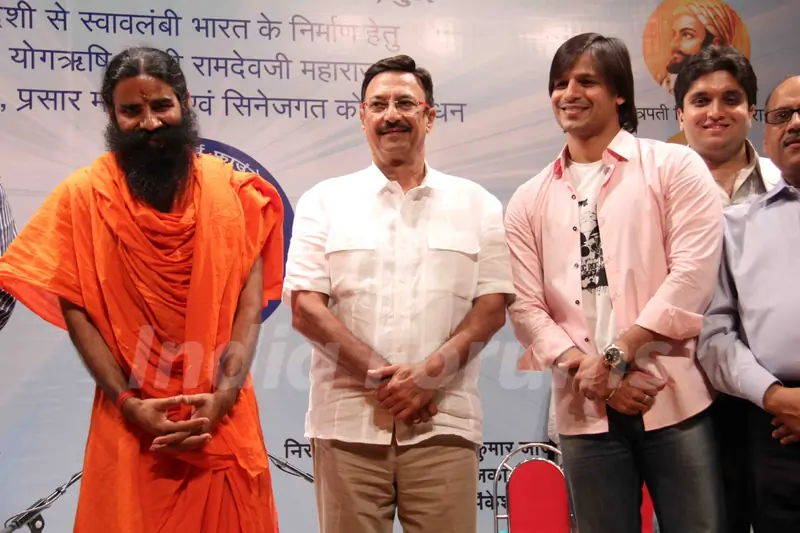 Vivek and Suresh Oberoi at Yogi Rishi Swami Ramdev interaction on the subject of Enrichment of Life
