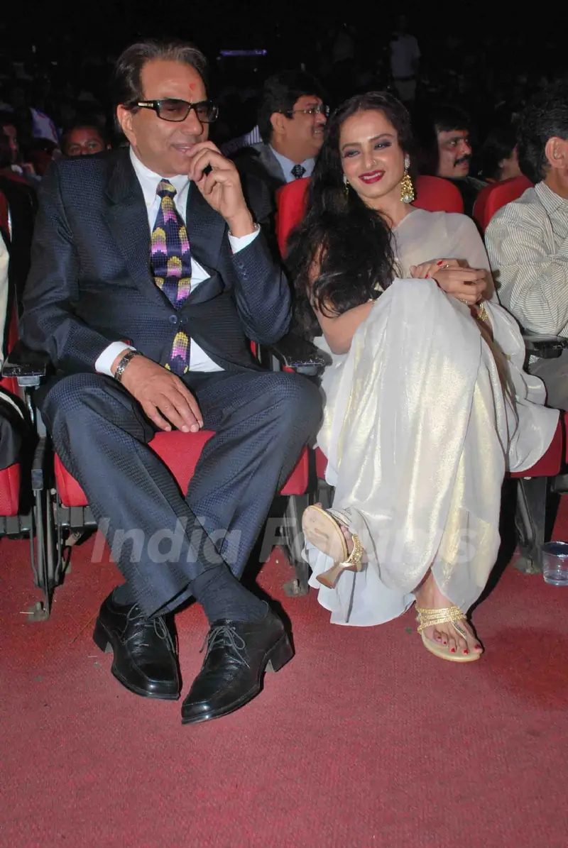 Dharmendra and Rekha at Dadasaheb Phalke Awards in Bhaidas Hall on 3rd May 2011. .