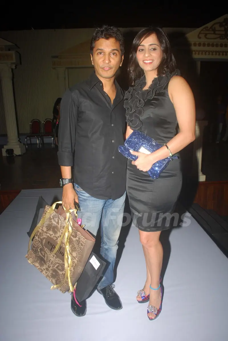 Tina Kuwajerwala at Silhousettes 2011 Vintage Vogue Fashion show by B. D. Somai Institute