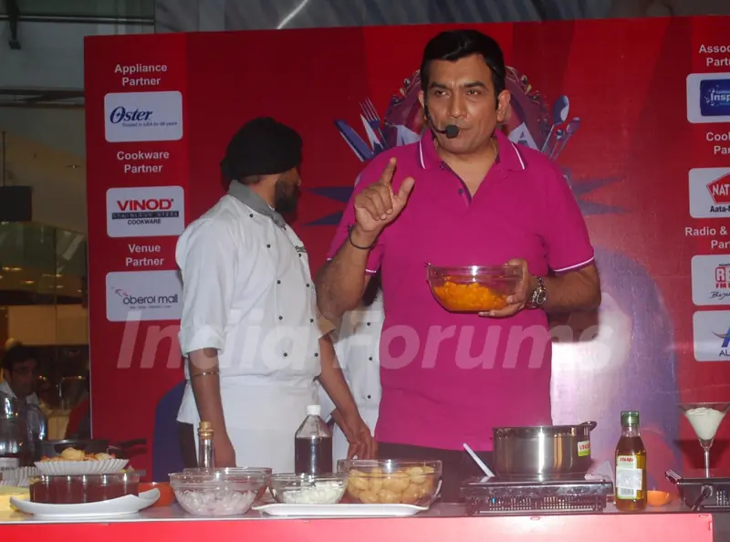 Sanjeev Kapoor cooked live at Oberoi Mall