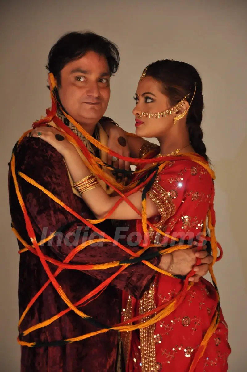 Vinay Pathak and Riya Sen promote Tere Mere Sapne at Andheri in Mumbai