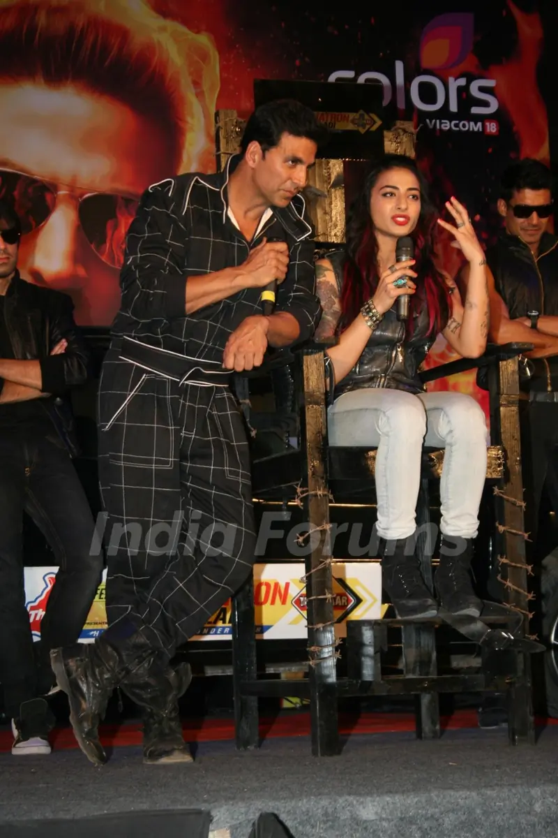 Akshay Kumar with contestants at Fear Factor Khatron Ke Khiladi Season 4