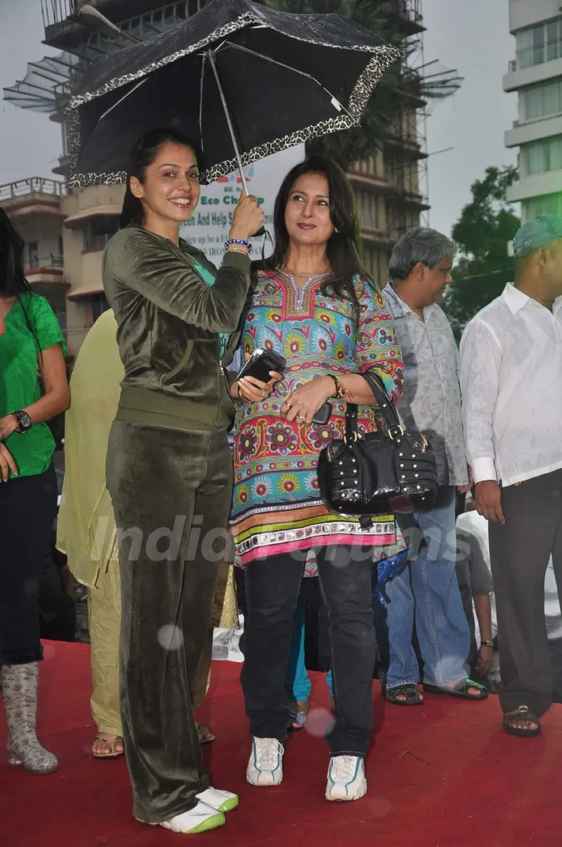 Poonam Dhillon and Eesha Kopikar at Asif Bhamla's World Environment Day awareness program, Otters Cl