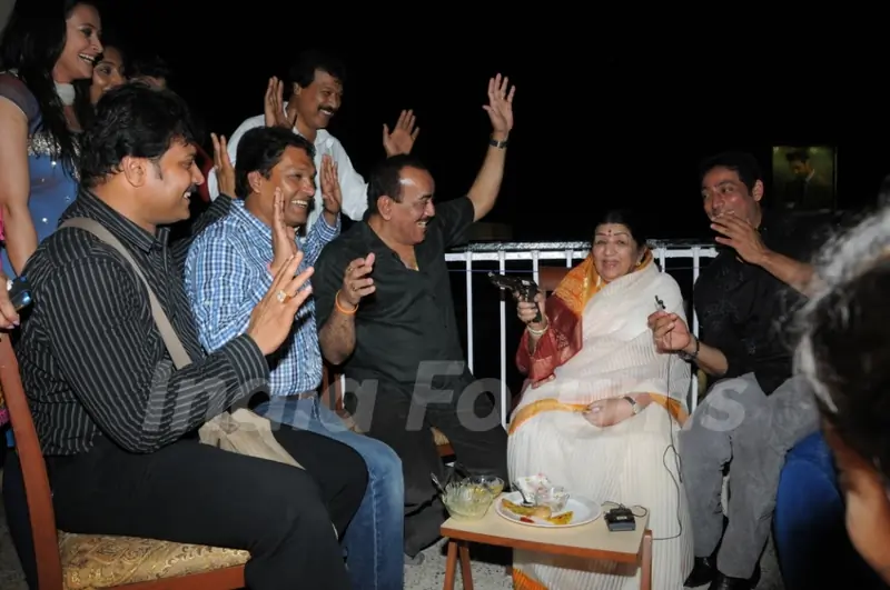 Lata Mangeshkar with CID Team