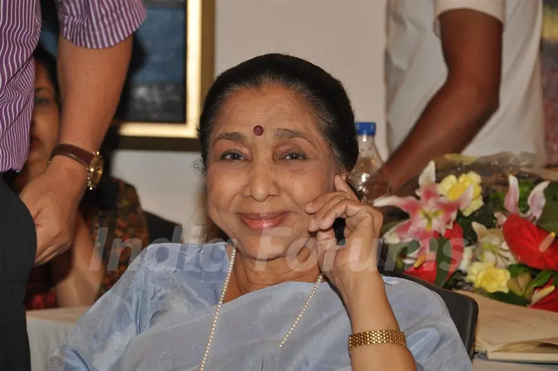 Asha Bhosle inaugration the painting Exbhition artist by Madhuri Bhaduri at Jehangir Art Gallery