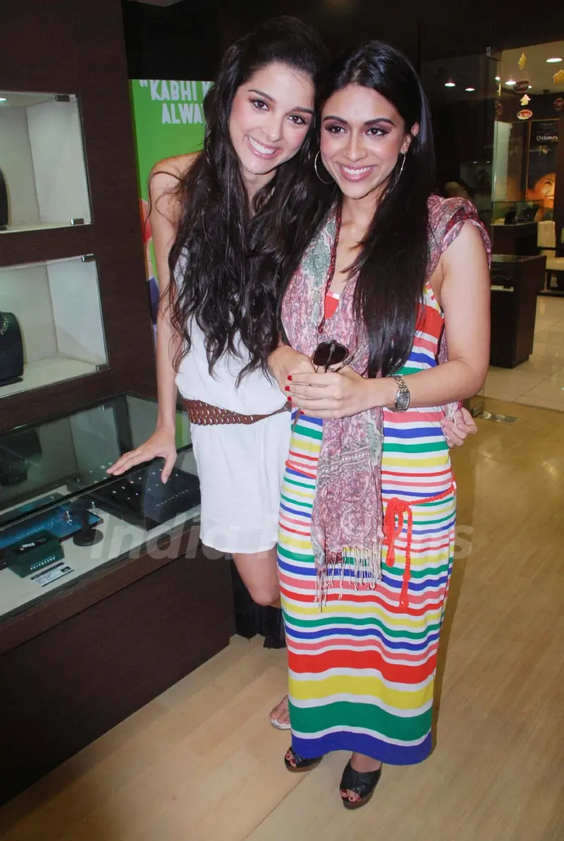 Always Kabhi Kabhi cast Giselle and Zoa at Gitanjali D'damas new collection launch, Atria Mall