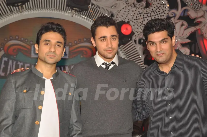 Vir Das with Imran Khan and Kunal Roy Kapoor during the promotion of film Delhi Belly on the sets of Entertainment Ke Liye Kuch Bhi Karega