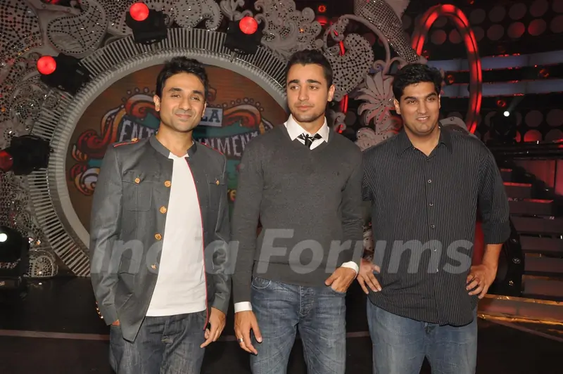 Vir Das with Imran Khan and Kunal Roy Kapoor during the promotion of film Delhi Belly on the sets of Entertainment Ke Liye Kuch Bhi Karega