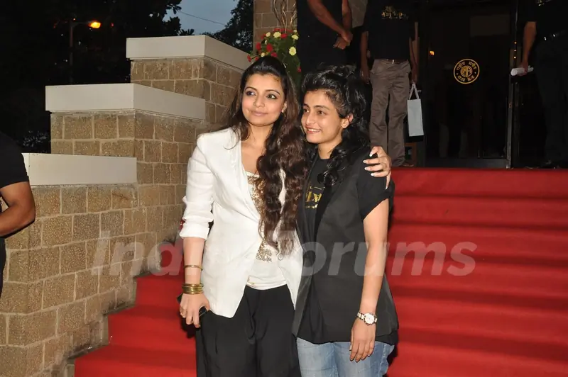 Vaibhavi & Shryti Merchant's musical concept 'Taj Express' song and dance extravaganza