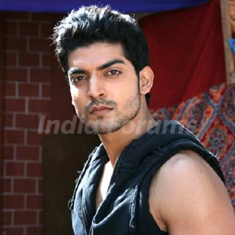 Gurmeet Chaudhary in first scene of Geet