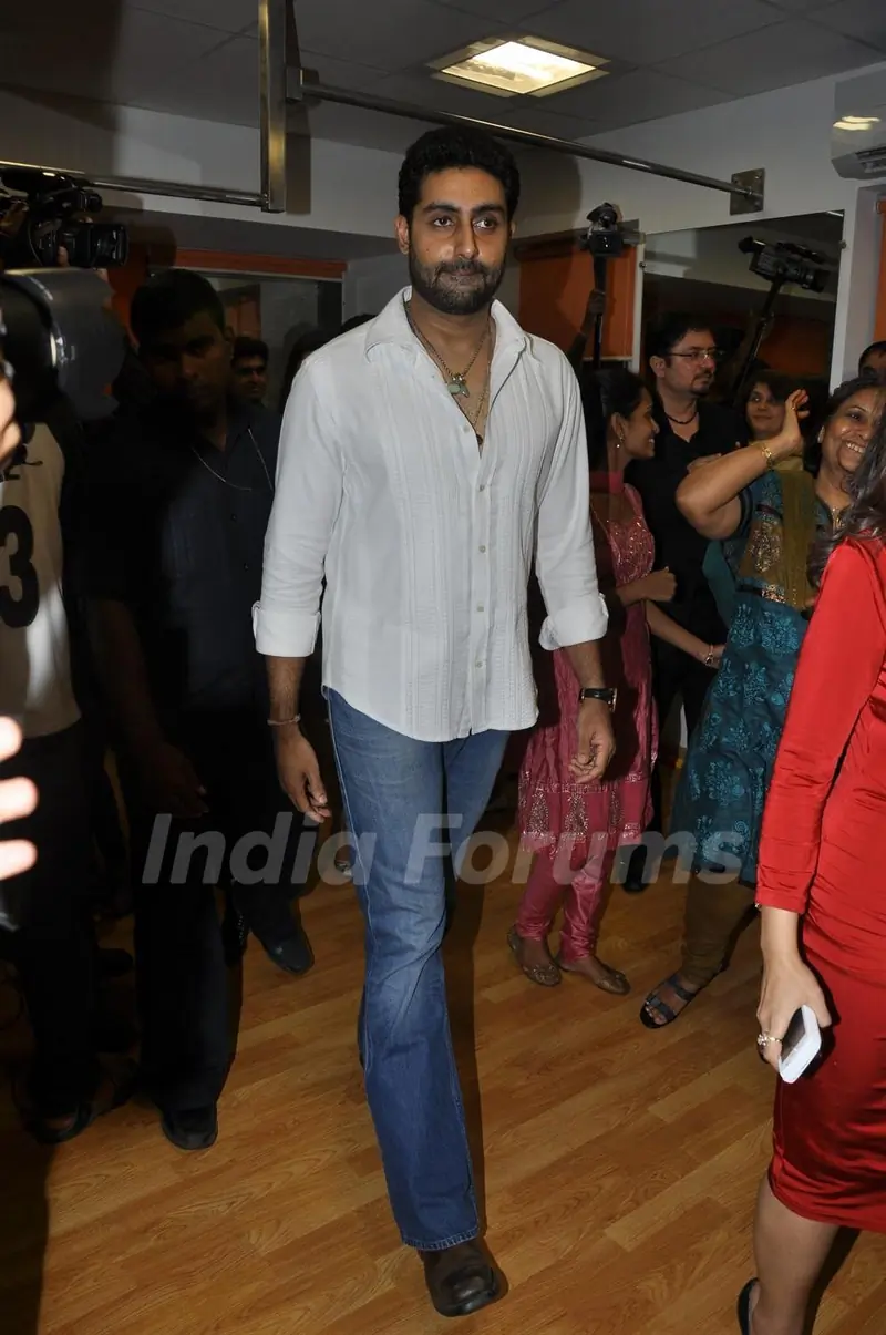Abhishek Bachchan at 'VIBRATIONS THE WELLNESS ZONE' by Vrinda J Mehta