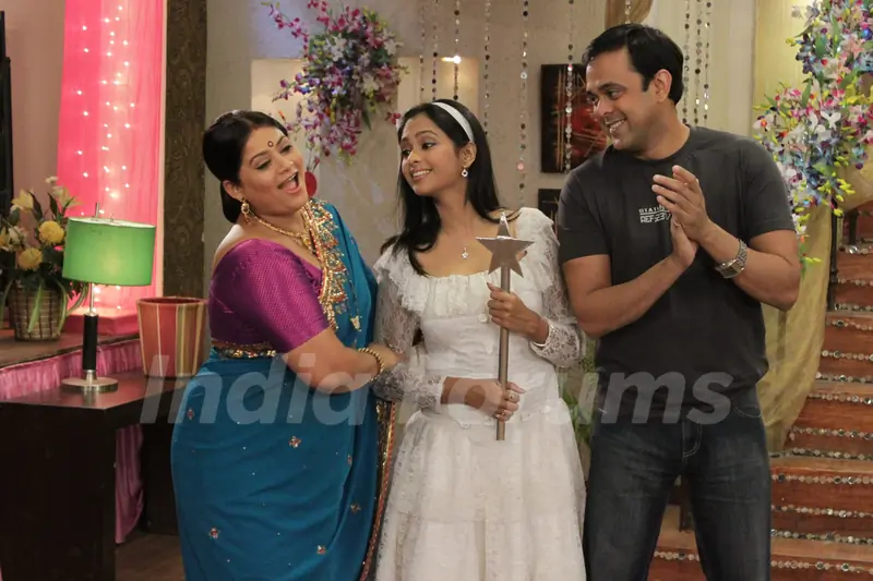 A still from Sajan Re Jhoot Mat Bolo
