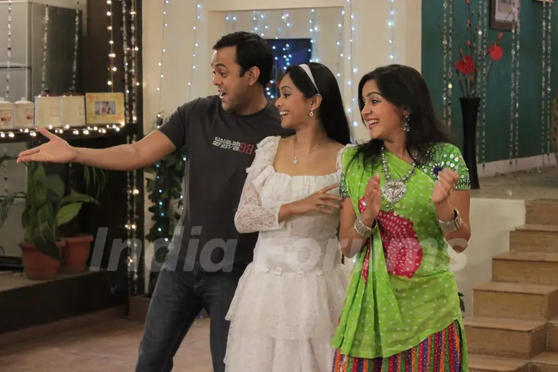 A still of the TV show Sajan Re Jhoot Mat Bolo