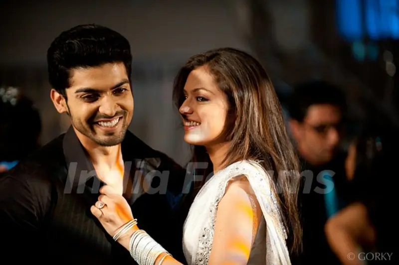 Gurmeet Chaudary as Maan and Drashti Dhami as Geet