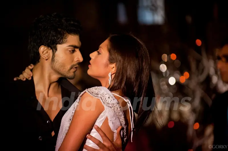Drashti Dhami as Geet in Kurbaan Hua
