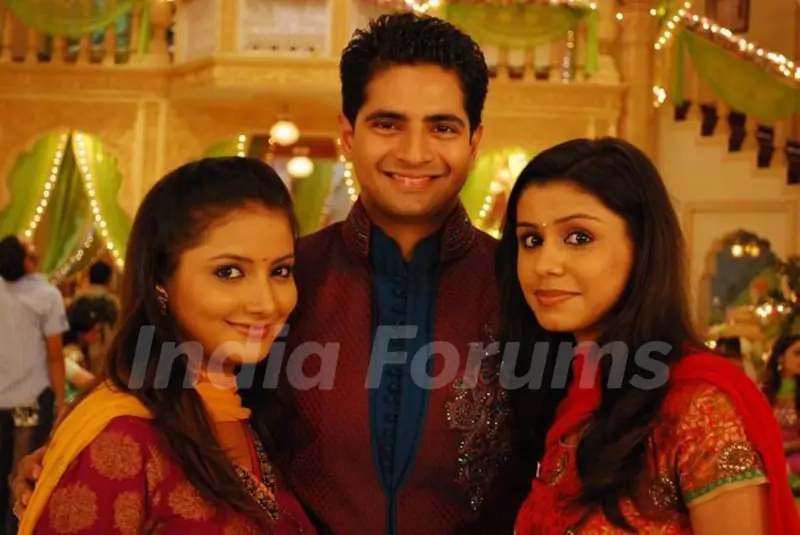 Naitik with his sisters Rashmi and Nandini