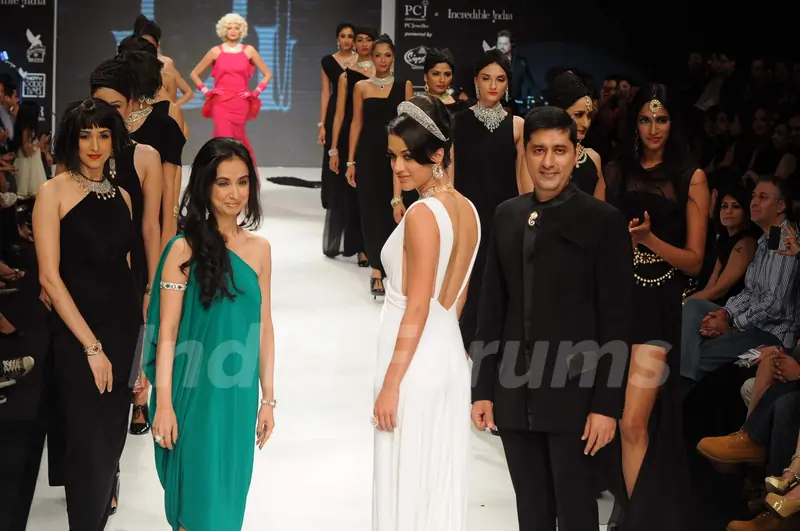 Model walks the Ramp for Gehna at IIJW 2011. .