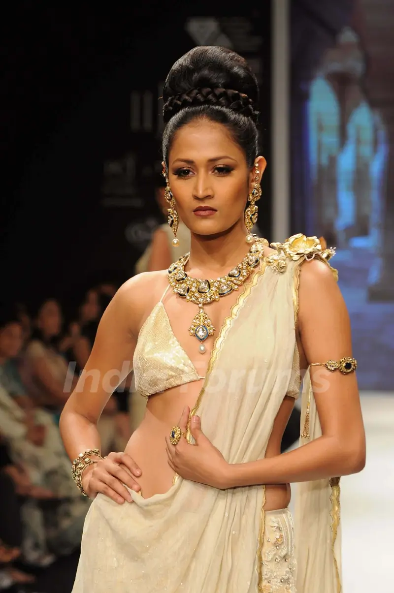 Models walks the ramp for vijay Golecha at IIJM 2011