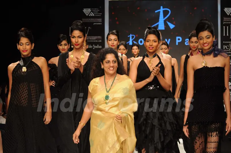 Models walks the ramp for Rosily Paul at IIJM 2011