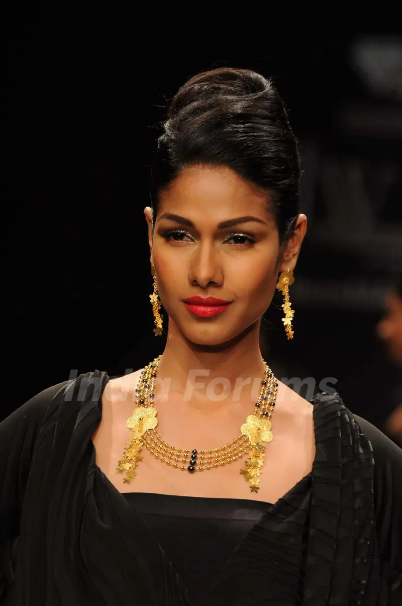 Models walks the ramp for Rosily Paul at IIJM 2011