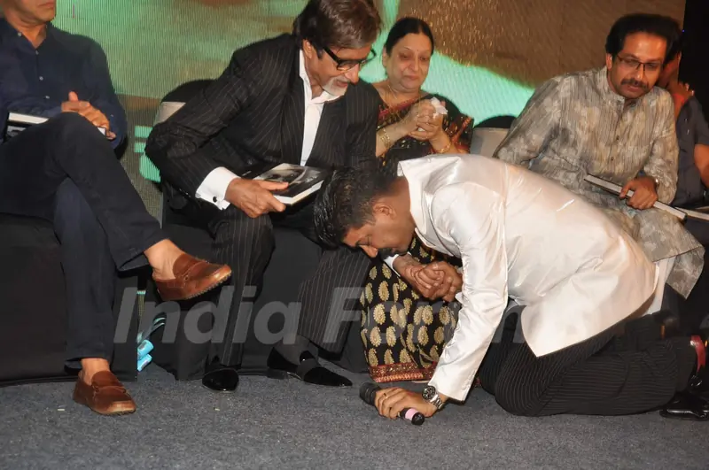 Megastar Amitabh Bachchan unveils Nitin Desai's book at his 25th year celebrations at JW Marriott in Mumbai. .