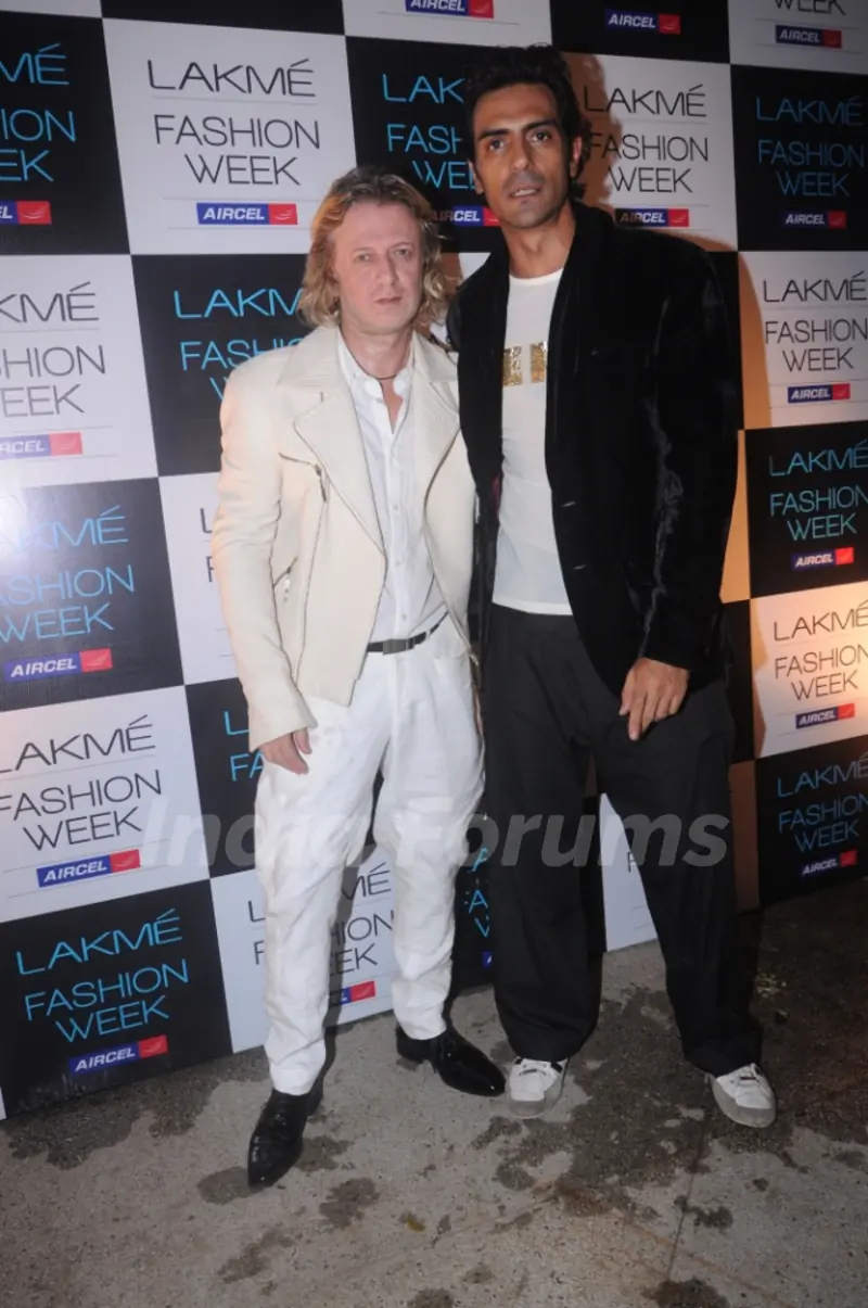 Rohit Bal with Arjun Rampal at the opening of Lakmashion Week Winter/Festive 2011. .